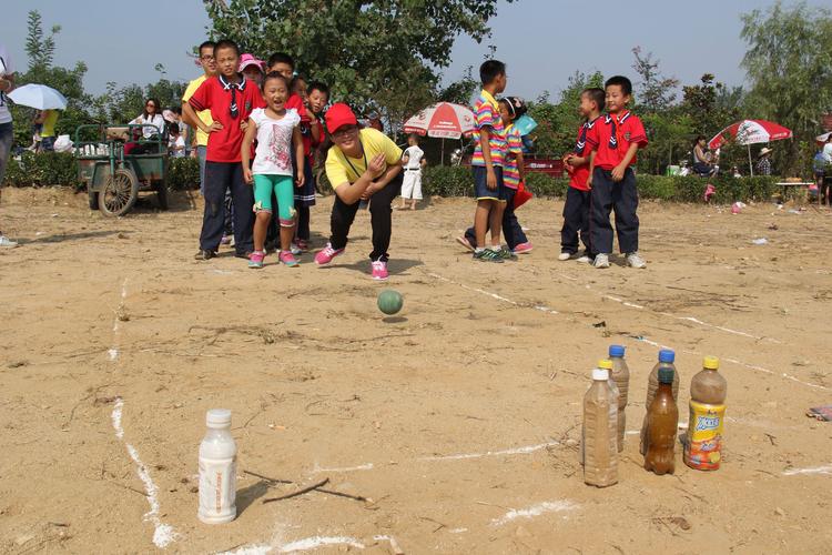 矿泉水瓶装沙子当保龄球 小学生操场里玩的热火朝天
